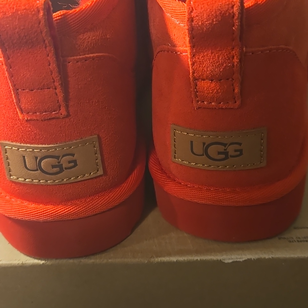 UGG Womens Classic Mini Boot in Red Size 10-NEW - Picture 3 of 3